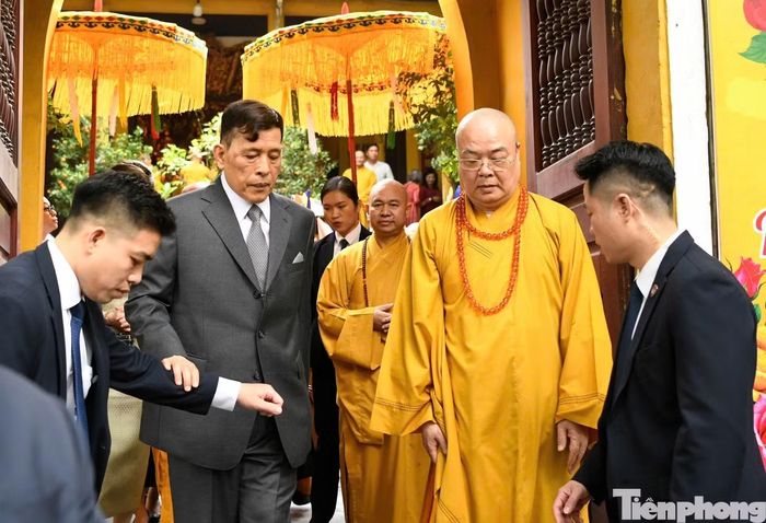 Nhà vua Thái Lan và Hoàng hậu thăm chùa Quán Sứ. Ảnh: Như Ý