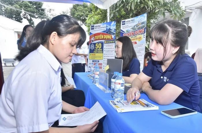 Học viên tham gia tuyển dụng tại sàn giao dịch việc làm ở TPHCM.