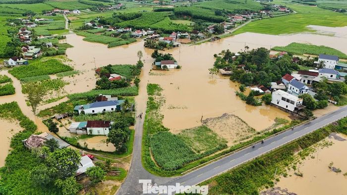 Khu vực xóm Sông Lim (xã Nghĩa Lộc) bị ngập, gây chia cắt.