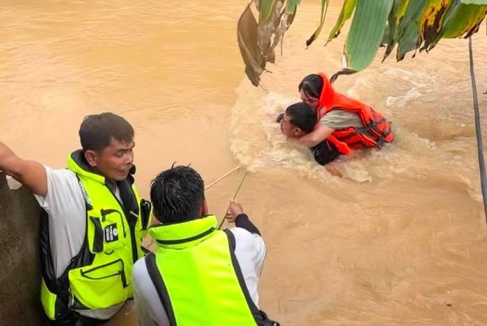 Một số đoàn cứu hộ thiện nguyện đến hỗ trợ đưa người ra khỏi khu vực ngập ở xã Đông Hiếu.