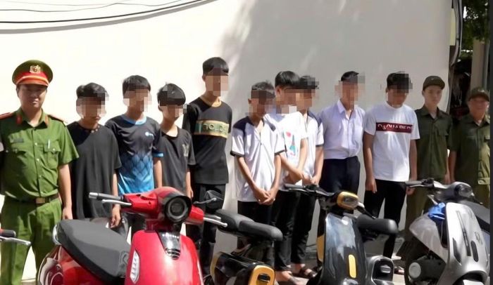 Các đối tượng cùng các phương tiện gây náo loạn trên đường phố tại cơ quan công an (ảnh:CACC)