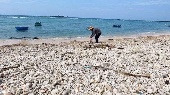 Ông Trương Tràng (thôn Châu Thuận Biển, xã Đông Sơn, tỉnh Quảng Ngãi) đã hơn 10 năm lặng lẽ nhặt rác ở bờ biển Gành Cả.