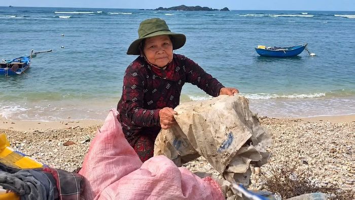Bà Nguyễn Thị Tòng tin rằng, sự kiên trì của mình ít nhiều sẽ khiến những người xung quanh thay đổi cách ứng xử với môi trường.