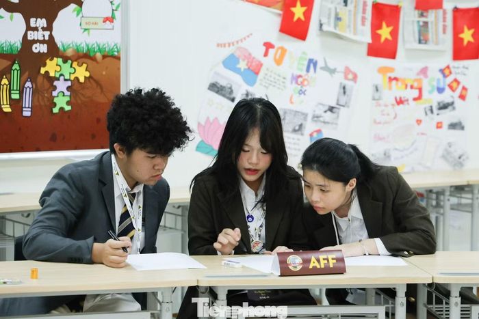 Các thí sinh được chia nhóm tham gia các phần thi đồng đội.