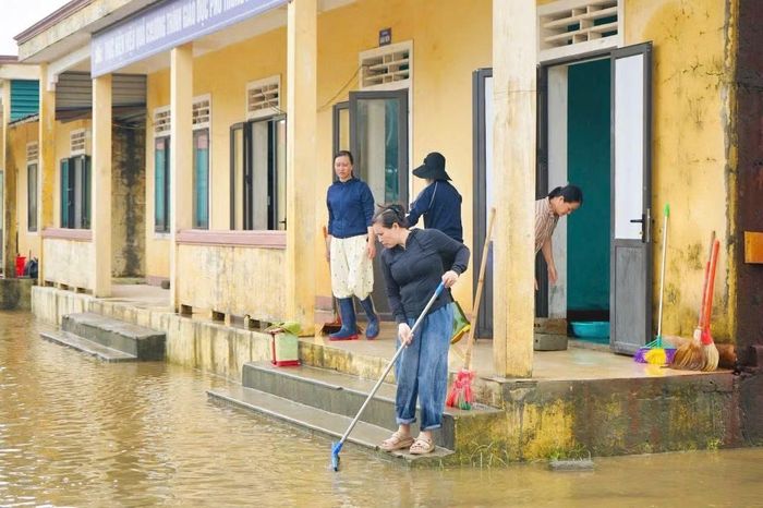 Giáo viên, phụ huynh đến để dọn trường, lớp để đón học sinh đi học lại.