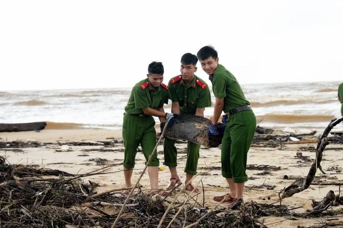 Một lượng lớn rác lên đến hàng chục tấn trôi dạt được tập kết để xử lý.