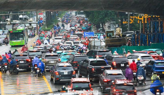 Ghi nhận ngày 16/9, vào giờ cao điểm, ôtô và xe máy nối nhau đi vào làn BRT. Cùng thời điểm, các làn hỗn hợp bên cạnh cũng đông phương tiện.