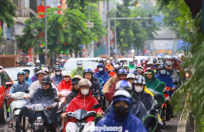 Phần đường vốn dành riêng cho BRT nay trở thành một trong những làn có lượng ôtô, xe máy lưu thông đông đúc.