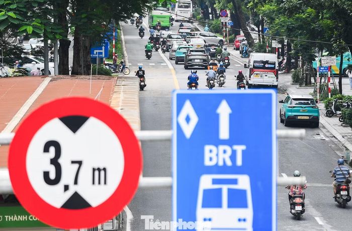 Cùng với việc cho phương tiện đi chung làn BRT, một số vị trí quay đầu trên trục Láng Hạ - Giảng Võ cũng được điều chỉnh. Người tham gia giao thông phải đi đến điểm quay đầu tiếp theo theo hướng dẫn của biển báo.