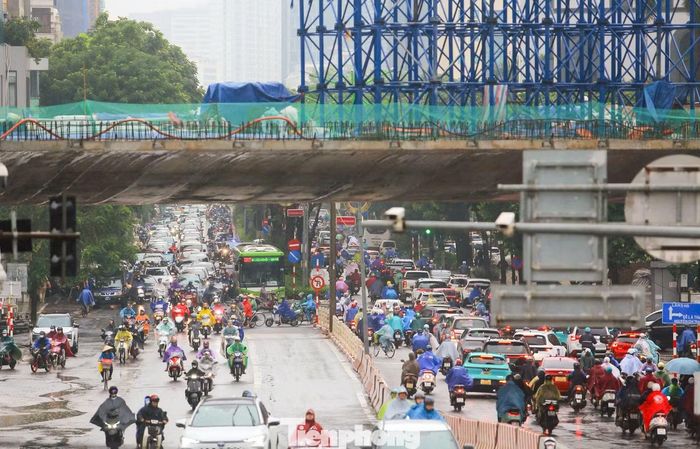Tại các nút giao, lượng xe từ nhiều hướng dồn lại khiến dòng phương tiện phải giảm tốc, xếp hàng chờ đèn tín hiệu giao thông nên vẫn xảy ra ùn ứ cục bộ.