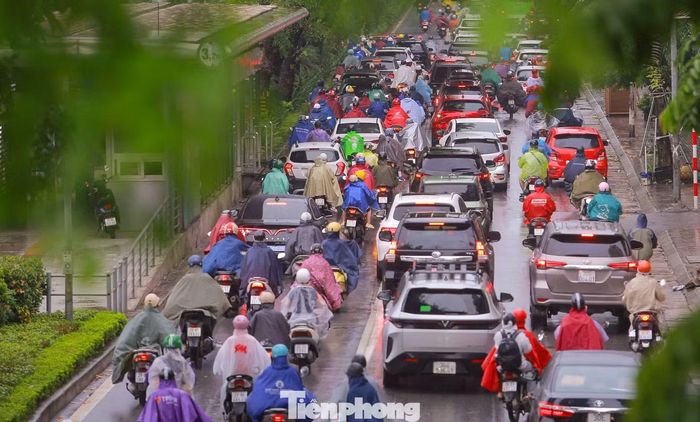 Việc cho ôtô, xe máy đi chung một đoạn làn BRT được kỳ vọng tăng khả năng lưu thông trong thời gian thi công cầu vượt Láng Hạ - Giảng Võ. Qua những ngày đầu áp dụng, lượng phương tiện sử dụng làn này tăng rõ rệt vào giờ cao điểm, song ùn ứ cục bộ vẫn xuất hiện tại các nút giao.