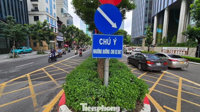 “Thấy xe khác đi vào nhưng tôi không biết đã được phép nên vẫn đi làn bên ngoài”, một người đi xe máy chia sẻ.