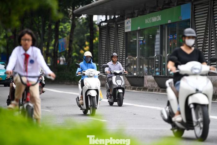 Một số người đi đường cho biết chưa nắm rõ quy định mới nên vẫn giữ thói quen đi ở các làn hỗn hợp, dù đã thấy ôtô, xe máy khác lưu thông trong làn BRT.