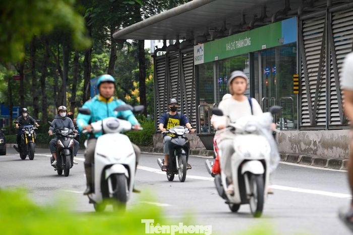 Trái ngược với giờ cao điểm, khi lượng phương tiện trên đường giảm, làn BRT lại khá vắng.
