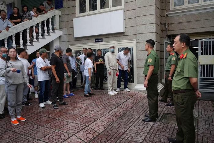 Công an TPHCM tiếp nhận các công dân bị Hoa Kỳ trục xuất.