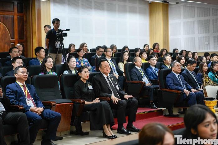 Thủ tướng Thái Lan Anutin Charnvirakul và Đại sứ Thái Lan tại Việt Nam Urawadee Sriphiromya tháp tùng Nhà vua Thái Lan và Hoàng hậu trong chuyến thăm. Ảnh: Như Ý