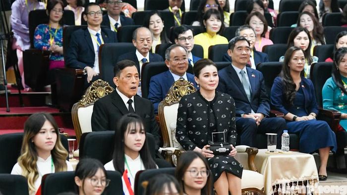 Nhà vua Thái Lan và Hoàng hậu nghe giới thiệu về Trường Đại học Hà Nội và hoạt động giảng dạy tiếng Thái. Ảnh: Như Ý