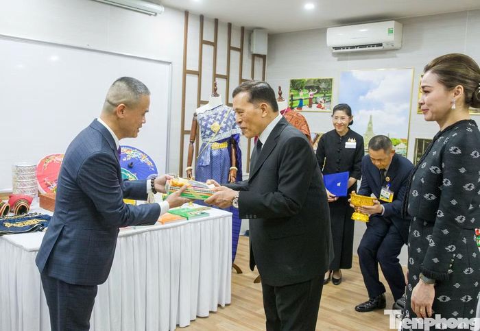 Nhà vua Thái Lan và Hoàng hậu thăm Trung tâm Văn hóa Thái Lan. Ảnh: Như Ý