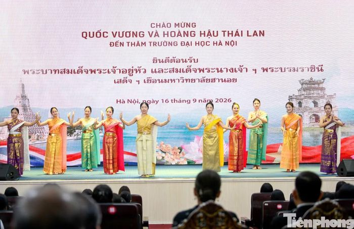 Trình diễn tiết mục múa Thái chào mừng Nhà vua Thái Lan và Hoàng hậu. Ảnh: Như Ý