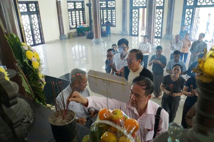 Ông Thế cùng thân nhân người từng chiến đấu tại khu vực Đồi Thị dâng hương tại Nhà tưởng niệm xã Hiệp Đức.