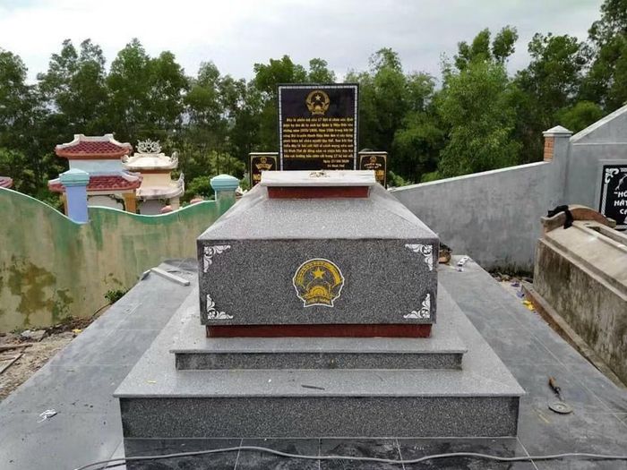 Ông Thế và ngôi mộ tập ông tự tay dựng làm nơi an trú cho 17 liệt sĩ.