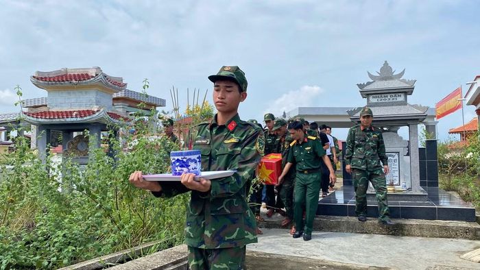 Di chuyển các hài cốt vừa được cất bốc tại khu mộ tập thể ở xã Thu Bồn về xã Hiệp Đức, chuẩn bị cho lễ truy điệu.