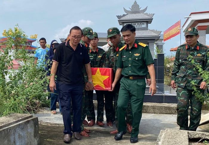 Ông Võ Đình Thế (trái) cùng đại diện Bộ Chỉ huy Quân sự TP. Đà Nẵng đưa các hài cốt vừa được cất bốc tại khu mộ tập thể ở xã Thu Bồn về xã Hiệp Đức, chuẩn bị cho lễ truy điệu. (Ảnh V.Đ.T)