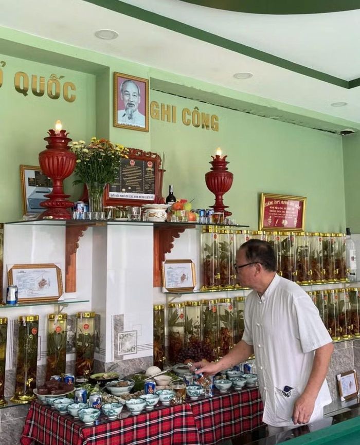Không gian trang nghiêm ông Thế dành để thờ 17 liệt sĩ, năm nào đến ngày 27/7 ông đều về quê làm bữa cơm tươm tất làm giỗ chung.
