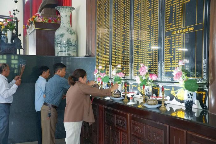 Thân nhân đổ về Đà Nẵng, dâng hương tại đền liệt sĩ Hiệp Đức.