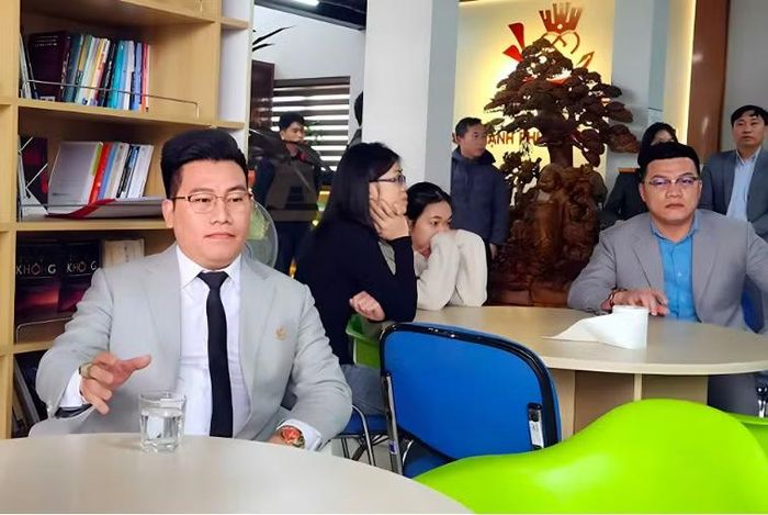 Bị can Hồ Quốc Thân trong ngày bị cơ quan chức năng khám xét công ty.