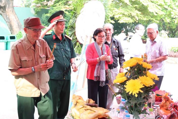 Các cựu chiến sĩ Biệt động thành tâm thắp hương cúng viếng các Anh hùng liệt sĩ. Ảnh: Ngô Tùng