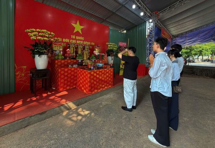 Các bạn trẻ thắp hương tưởng nhớ, tri ân các bậc tiền nhân. Ảnh: Mai Hồng Quế