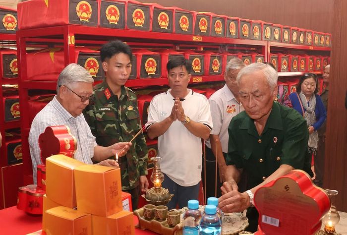 Thành viên các ban liên lạc, câu lạc bộ truyền thống kháng chiến thành tâm thắp hương tưởng niệm các Anh hùng liệt sĩ tại Nhà tưởng niệm bên trong Công viên Lê Thị Riêng. Ảnh: Ngô Tùng
