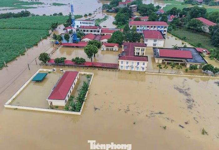 Ông Bùi Văn Điệp - Chủ tịch UBND xã Thành Vinh cho biết, đến ngày 16/9, nước sông Bưởi dâng cao đã gây ngập 301 hộ dân, với hơn 1.100 nhân khẩu. Nhà dân bị ngập sâu nhất đến nay là hơn 1,2m.