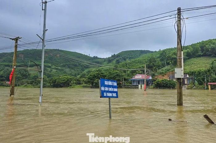 Tại xã Kim Tân, mưa lớn cùng với nước sông dâng cao khiến nhiều hộ dân ngập sâu. Ông Hà Đức Tâm - Phó Chủ tịch UBND xã Kim Tân cho biết, nước sông Bưởi dâng cao khiến nhiều hộ dân thôn 3 và 4 Thành Trực bị ngập sâu.