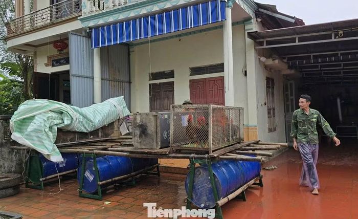 “Nước còn đang lên nhanh nên gia đình phải sử dụng các nhà phao, bè mảng làm từ các thùng nhựa và khung sắt để di dời tài sản, gia cầm nhằm giảm thiệt hại do mưa lũ gây ra”, ông Trương Văn Khánh (xã Kim Tân) cho biết.