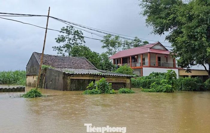 “Địa phương đã di dời cho 15 hộ, với 45 khẩu ở khu vực ngập sâu; còn lại là các hộ sơ tán tại chỗ. 15 hộ, với 18 nhân khẩu có nguy cơ sạt lở đất đã di dời đến nơi an toàn. Vấn đề nhu yếu phẩm cần thiết cho người dân vùng lũ cũng được chính quyền đảm bảo”, ông Điệp thông tin.