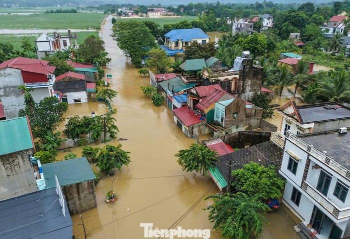 Lãnh đạo UBND xã Thành Vinh cũng cho biết, mưa lũ khiến hơn 5km đường giao thông bị ngập sâu từ 0,5 - 1m; trong đó đường quốc lộ 217B bị ngập 3,5km, còn lại là đường liên thôn, trục thôn. Trên địa bàn hiện có 3 điểm sạt lở đất đá tràn ra đường Tỉnh lộ 523, địa phương đang huy động máy móc khơi thông.