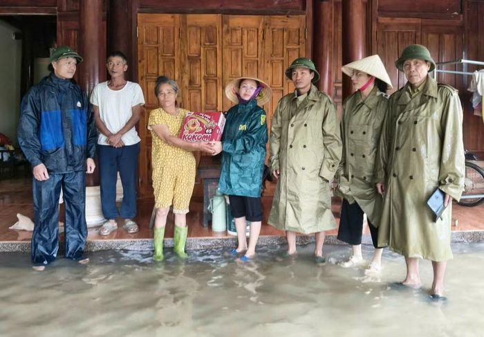  Tại xã Hóa Quỳ, Trung Hạ, mưa lớn kéo dài cũng khiến nhiều khu vực có nguy cơ sạt lở cao; các tràn bị ngập lụt, chia cắt cục bộ một số vùng. Một hộ dân ở xã Trung Hạ bị đá từ taluy dương sạt lăn vào nhà, làm sập một phần tường và vùi lấp khu vực giường ngủ. Rất may vụ việc không gây thiệt hại về người. Các địa phương đã kiểm tra, di dời nhà dân vùng xung yếu đến vị trí an toàn, đảm bảo nhu yếu phẩm cần thiết. 