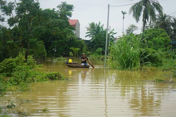 Mưa lớn cùng nước sông dâng cao khiến nhà khoảng 100 hộ dân ở xã Nông Cống bị ngập sâu gần 1m khiến cuộc sống đảo lộn.