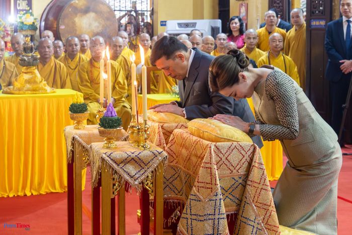 Tại chánh điện chùa Quán Sứ, Nhà vua và Hoàng hậu đã thành kính dâng hương hoa cúng dường Tam Bảo.
