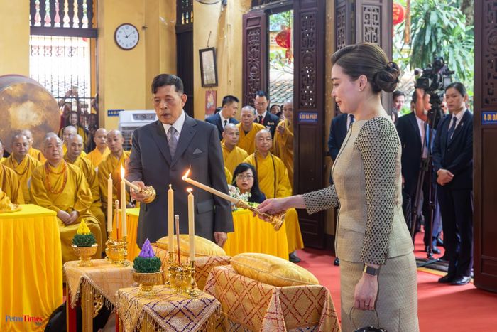 Nhà vua và Hoàng hậu Thái Lan thắp nến cúng dường Tam Bảo.