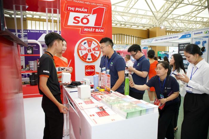 Triển lãm thu hút khách tham quan, tìm hiểu sản phẩm tại các gian hàng.