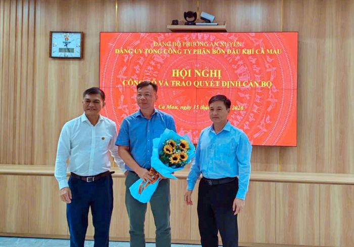 Lãnh đạo Đảng ủy PVCFC tri ân và chúc mừng đồng chí Nguyễn Tuấn Anh.