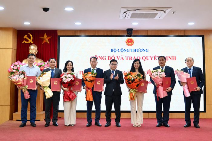 Thứ trưởng Trương Thanh Hoài trao các Quyết định về việc điều động, bổ nhiệm công chức lãnh đạo của Bộ Công Thương. (Ảnh: Cấn Dũng)