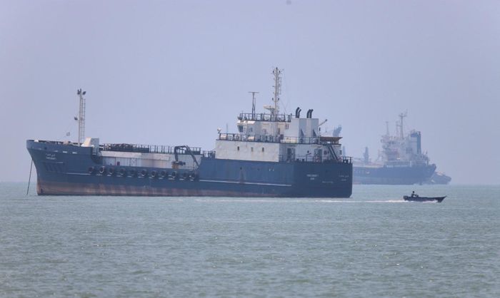 Tàu thuyền đang neo đậu trên eo biển Hormuz ngoài khơi thành phố Bandar Abbas, Iran, ngày 17/6. (Ảnh: AP)