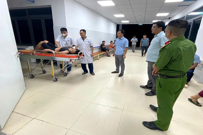 Người phụ nữ được đưa đến Trung tâm Y tế Tương Dương cấp cứu sau khi được lực lượng chức năng hỗ trợ vượt qua 3 cầu tràn ngập sâu trong đêm.