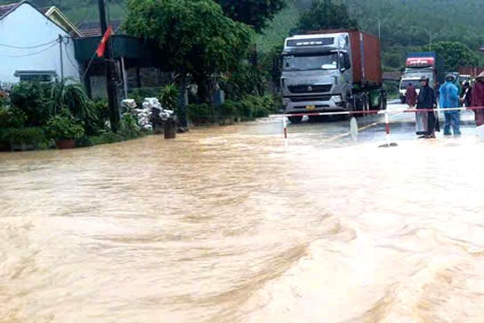 Lực lượng chức năng bố trí trực gác tại các điểm ngập, không để người và phương tiện đi qua khu vực nguy hiểm.
