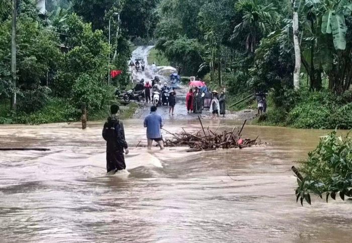 Nhiều tuyến đường ở xã Đồng Lương bị sạt lở, ngập lụt gây chia cắt tạm thời.