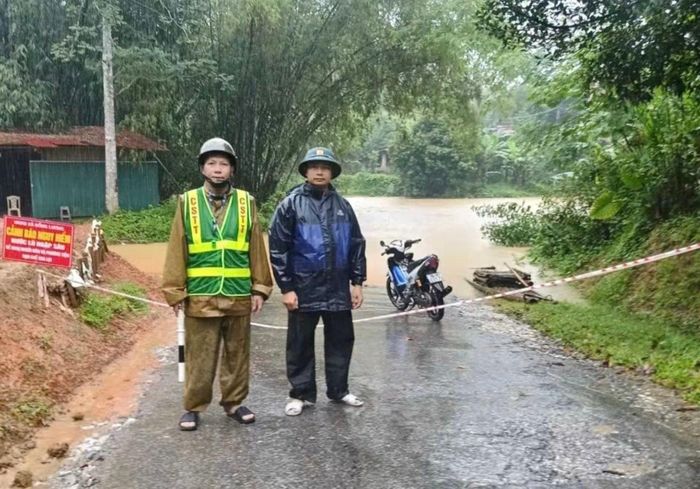 Các địa phương cắm biển cảnh báo và cử người trực gác 24/24h tại những điểm xung yếu.